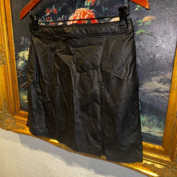 A&F NEW Black Faux Leather Mini Skirt with Side Slit Exposed Zipper Back Size M - Picture 2 of 4